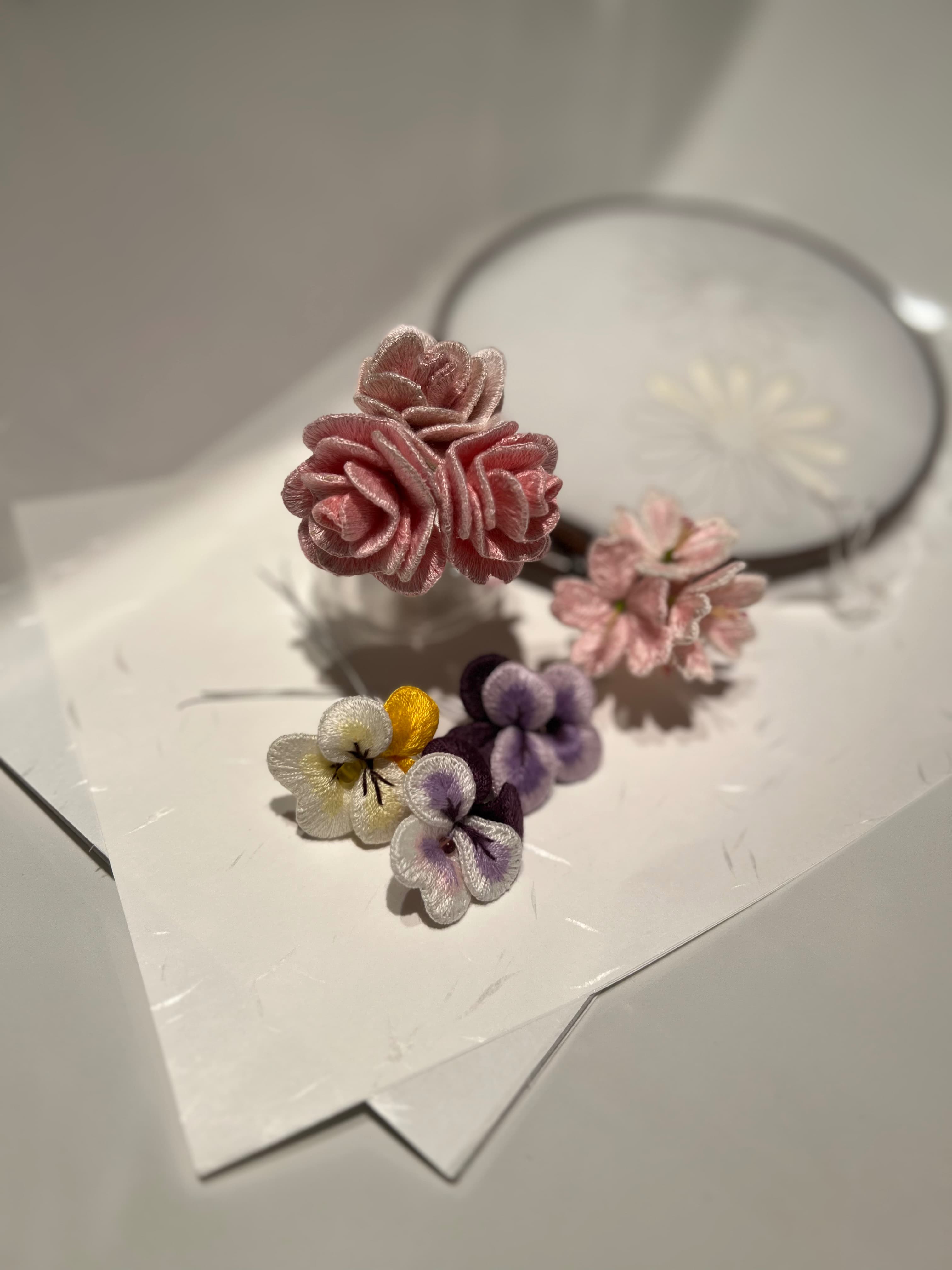 フープに集う薔薇とパンジー